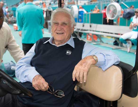 MIAMI GARDENS, FL - NOVEMBER 06: Don Shula on the field at the start of the game between the NY Jets and Miami Dolphins on November 6, 2016, at Hard Rock Stadium in Miami Gardens, Fla.(Photo by Michele Sandberg/Icon Sportswire via Getty Images)