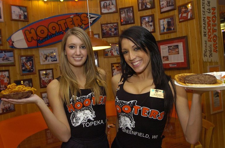(GERMANY OUT) Deutschland, Saarland, Neunkirchen - Hooters Bar im Wasserturm Neunkirchen.- 30.11.2005 (Photo by Becker & Bredel/ullstein bild via Getty Images)